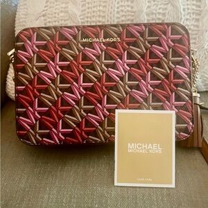 •NWOT Michael Kors Jet Set Brown Pink Red MK Monogram Medium Logo Camera Bag